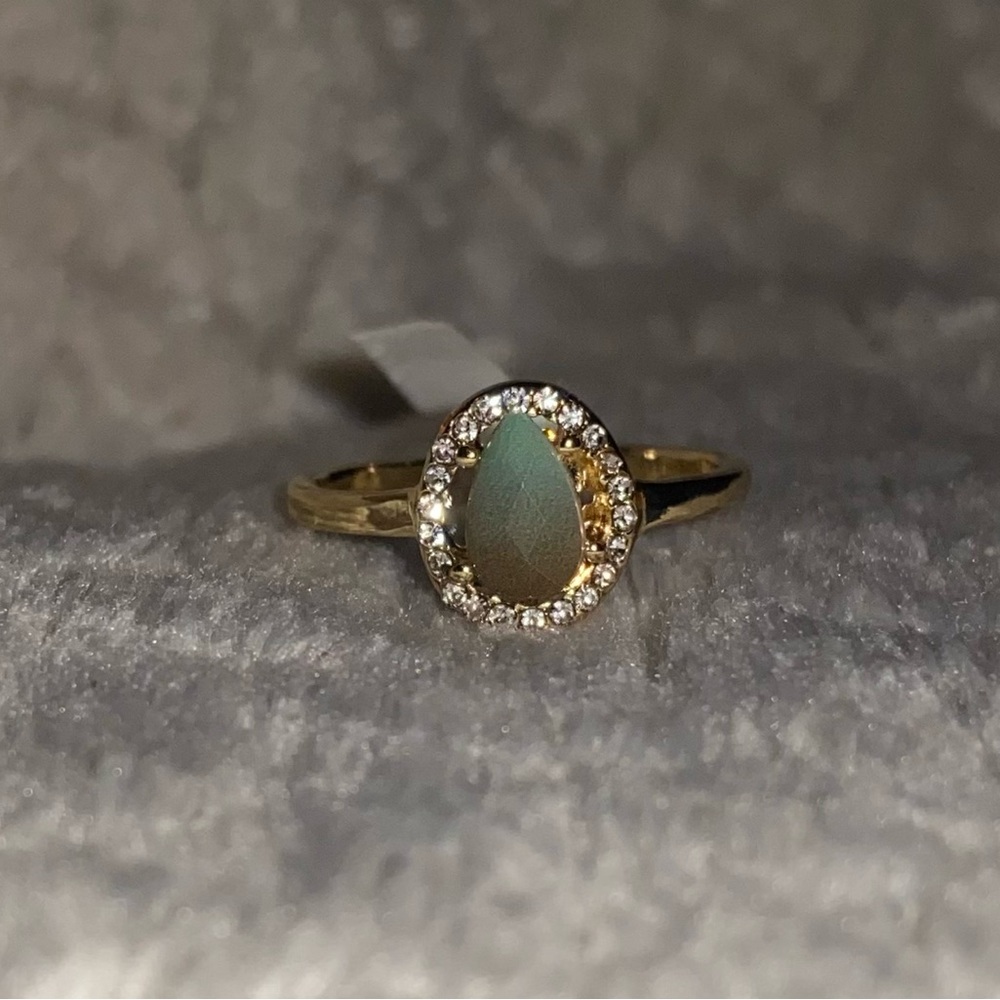 Green pear shaped stone halo ring size 8 fashion jewelry
